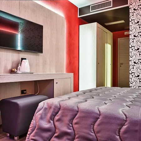 Hotel Angioino & 3*